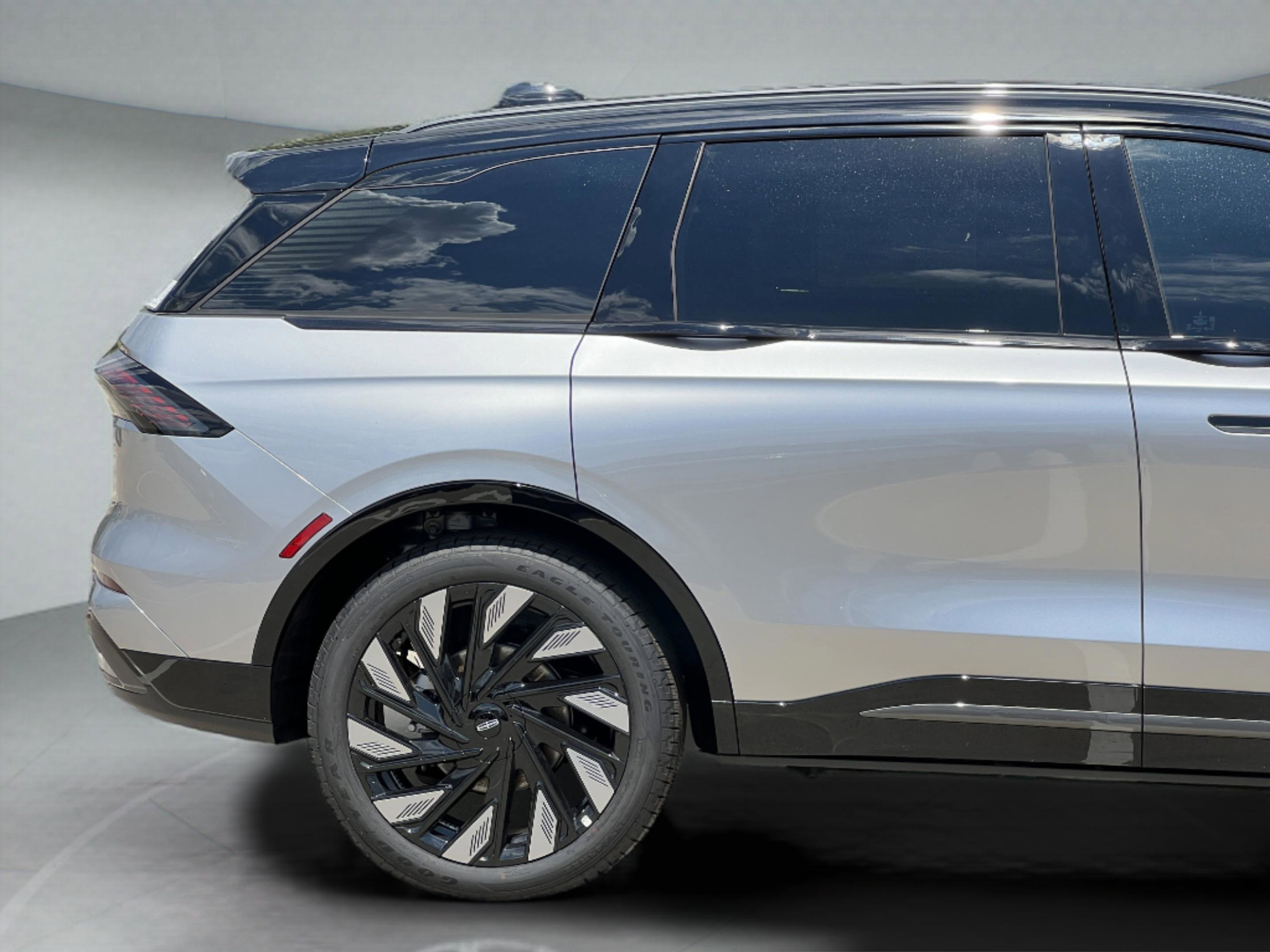 New 2025 Lincoln Nautilus Reserve w/ Jet Appearance Package image 12