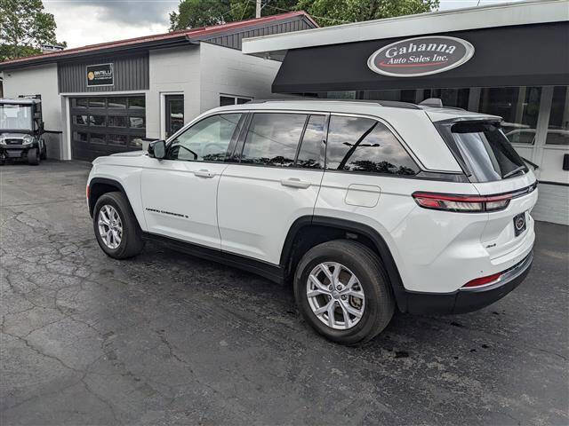 Used 2022 Jeep Grand Cherokee Limited image 3