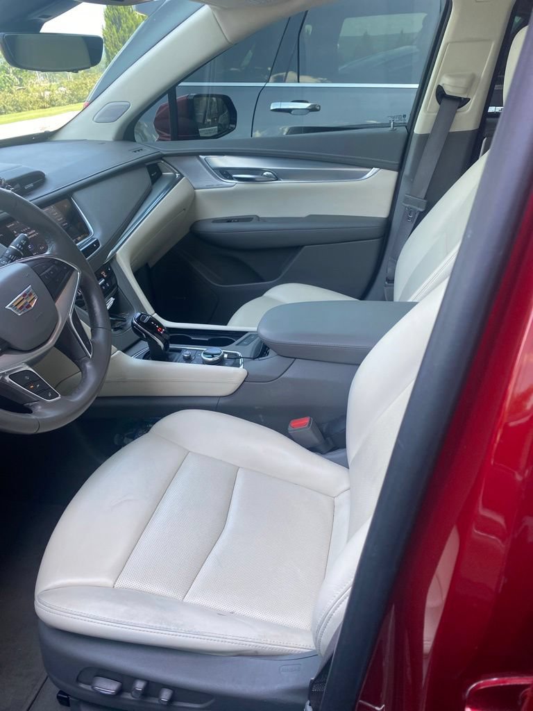Used 2021 Cadillac XT5 Premium Luxury FWD image 2