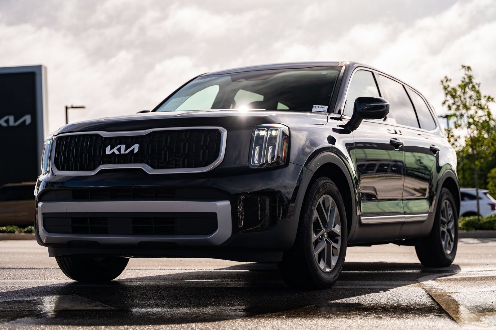 Used 2023 Kia Telluride LX AWD/4WD image 3