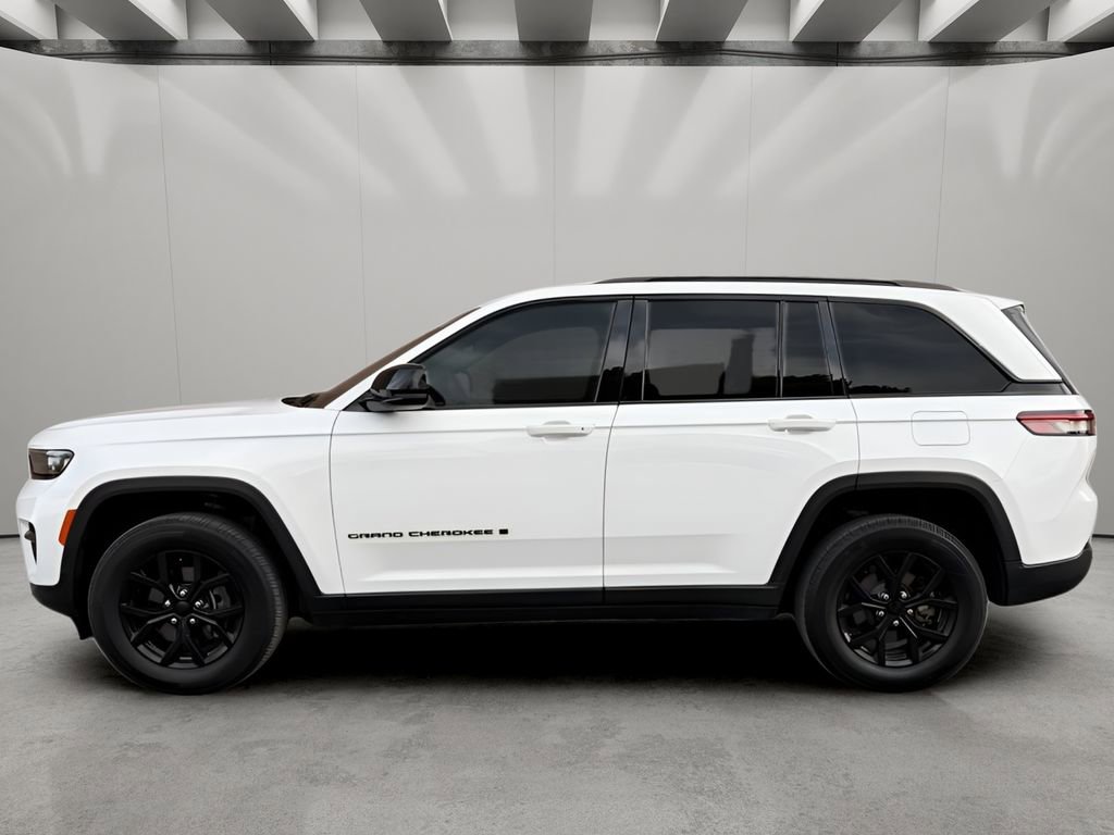 Used 2024 Jeep Grand Cherokee Altitude image 2