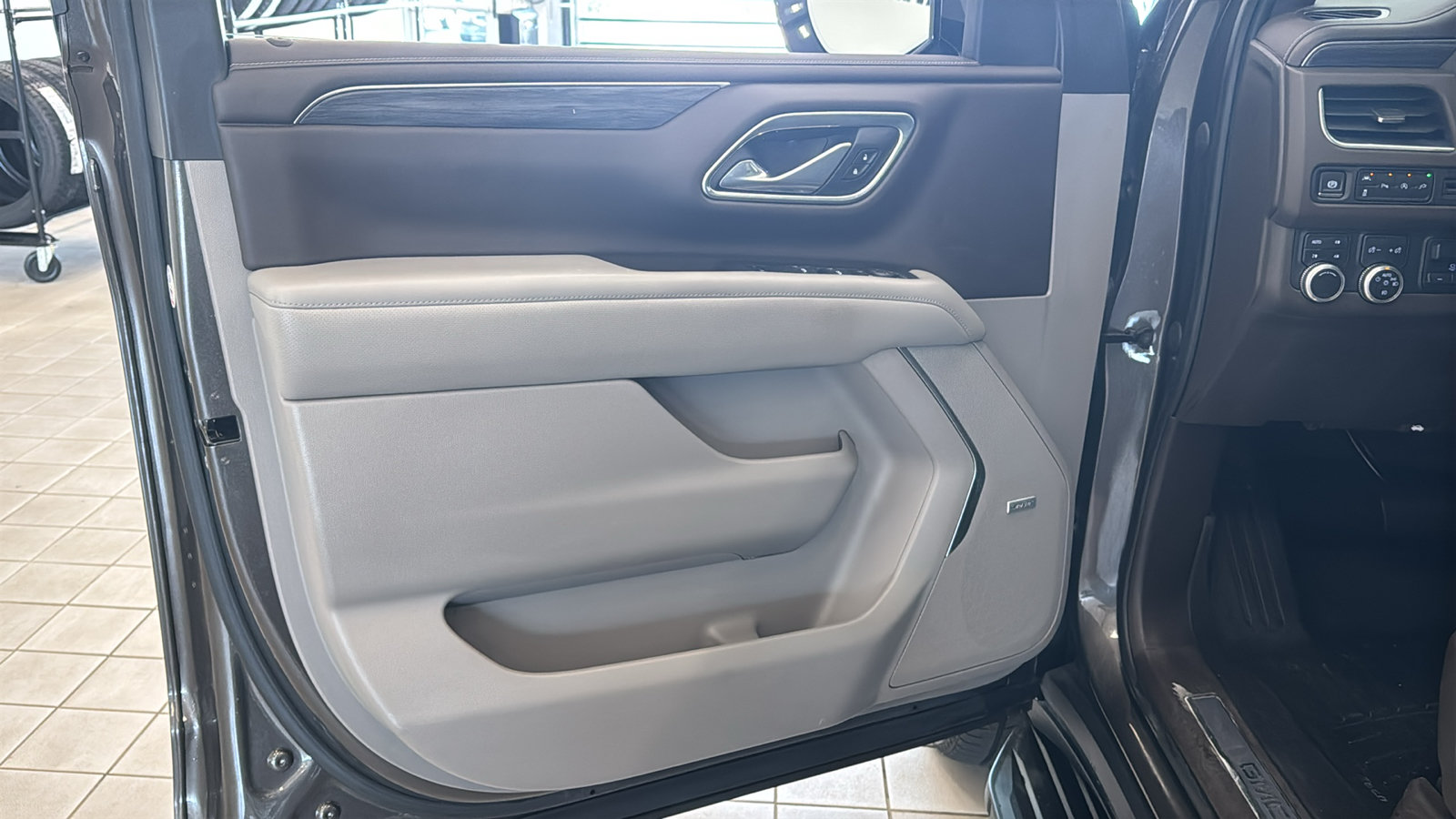Used 2021 GMC Yukon SLT w/ SLT Luxury Plus Package AWD/4WD image 23