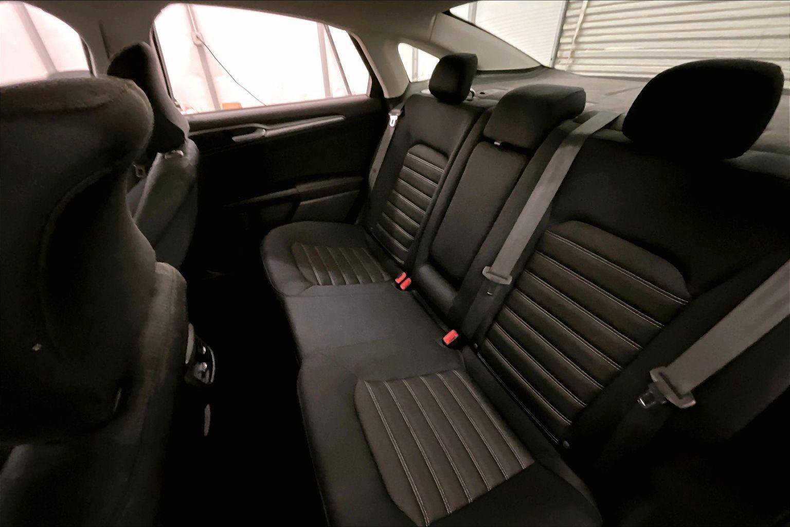 Used 2015 Ford Fusion SE image 26