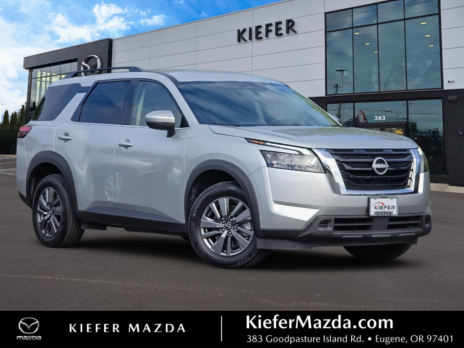 Used 2025 Nissan Pathfinder SV image 1