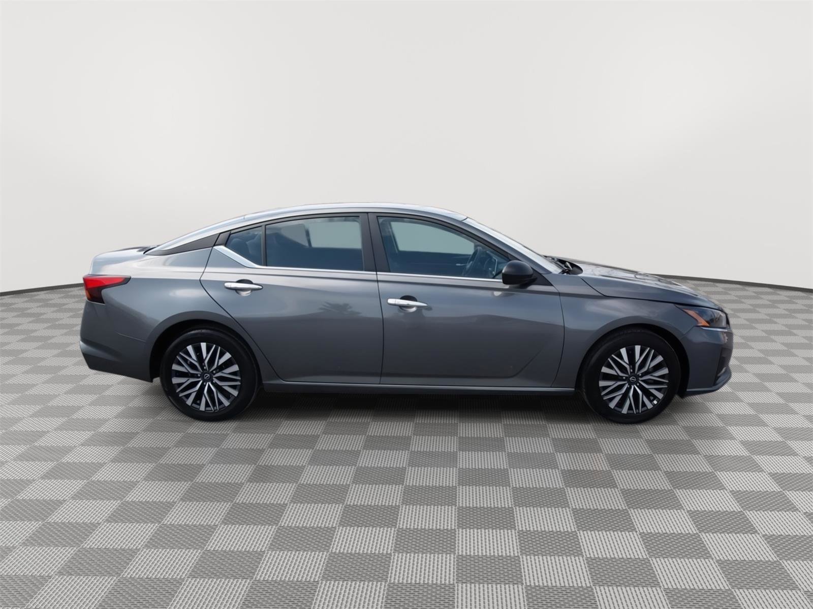Used 2025 Nissan Altima 2.5 SV image 4