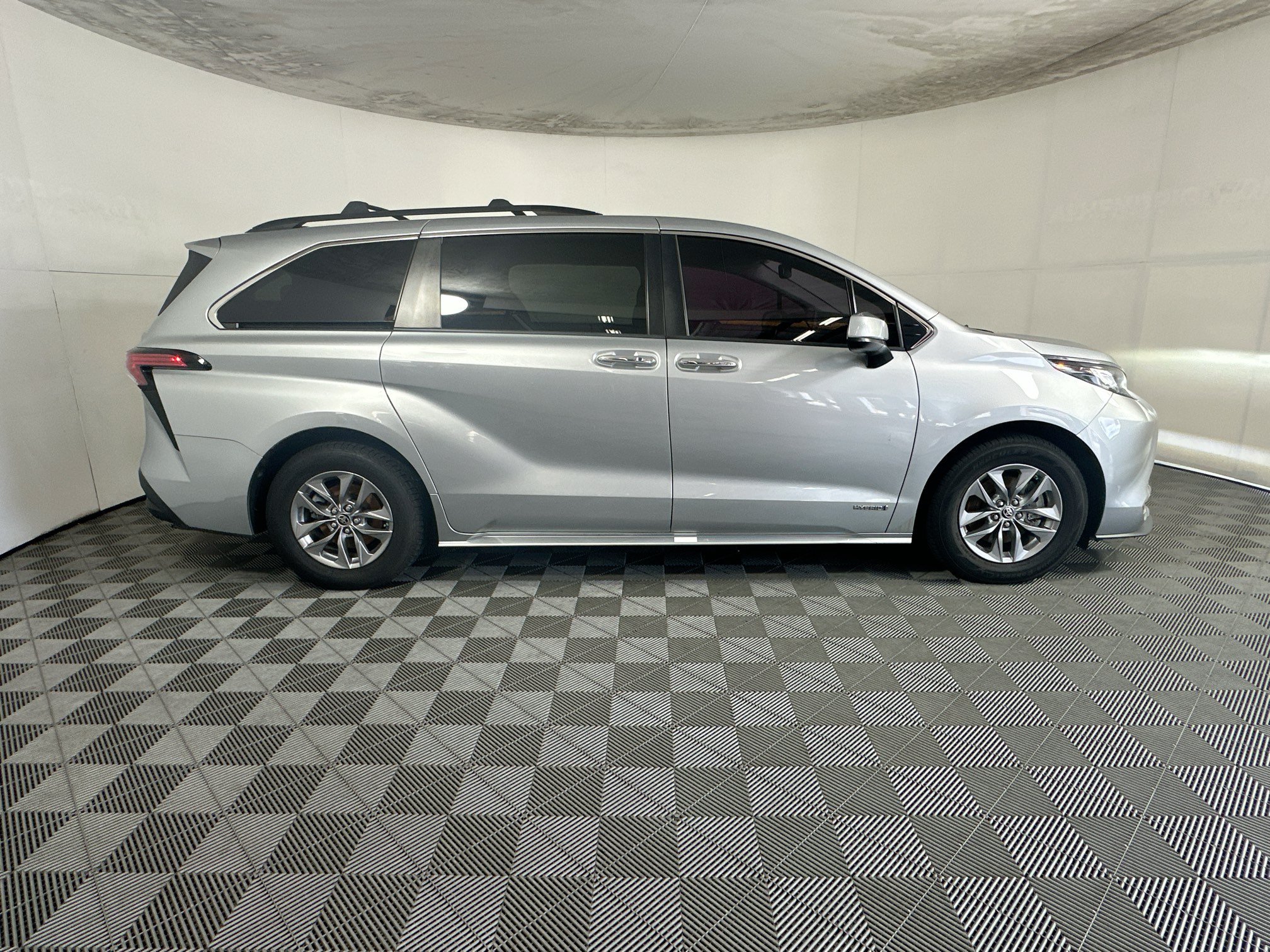 Used 2021 Toyota Sienna XLE FWD image 2
