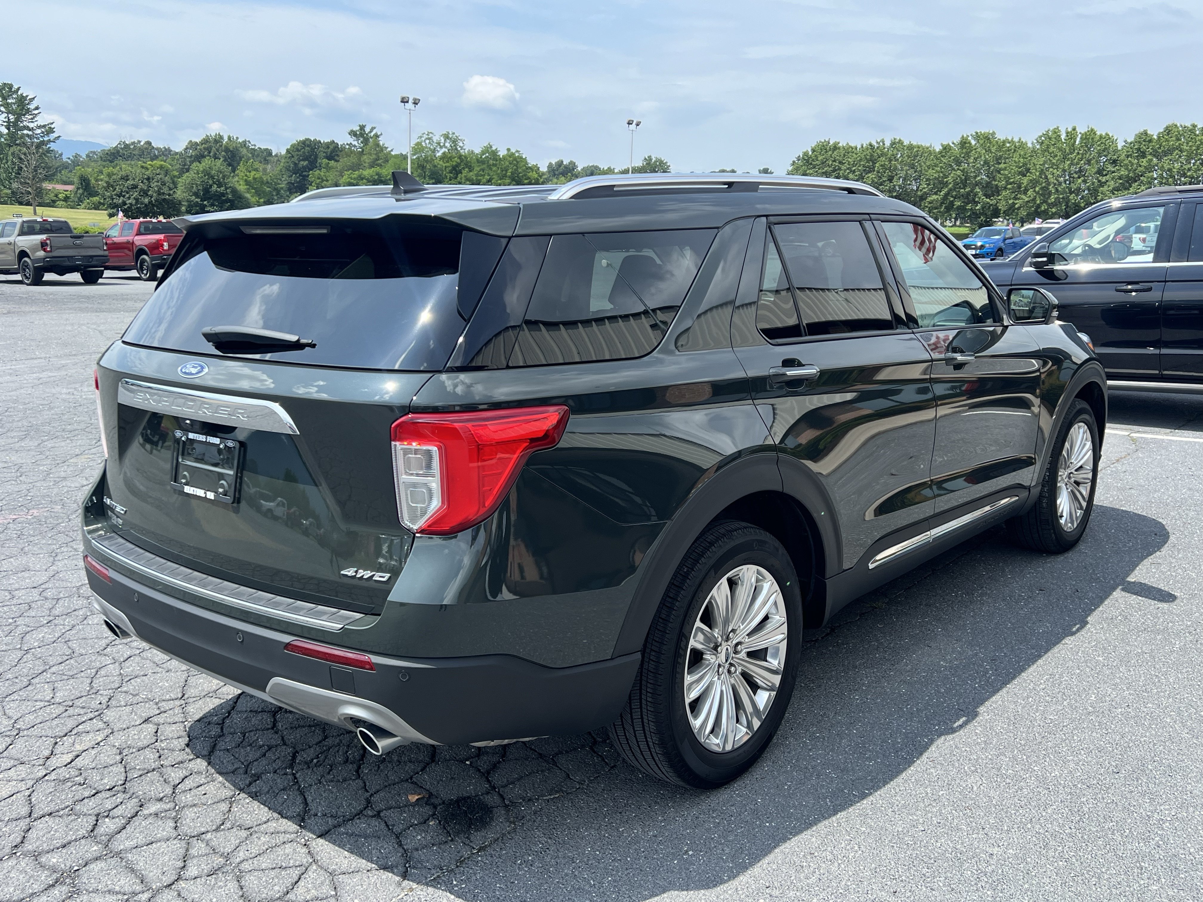 Used 2023 Ford Explorer Limited w/ Limited Technology Package AWD/4WD image 6