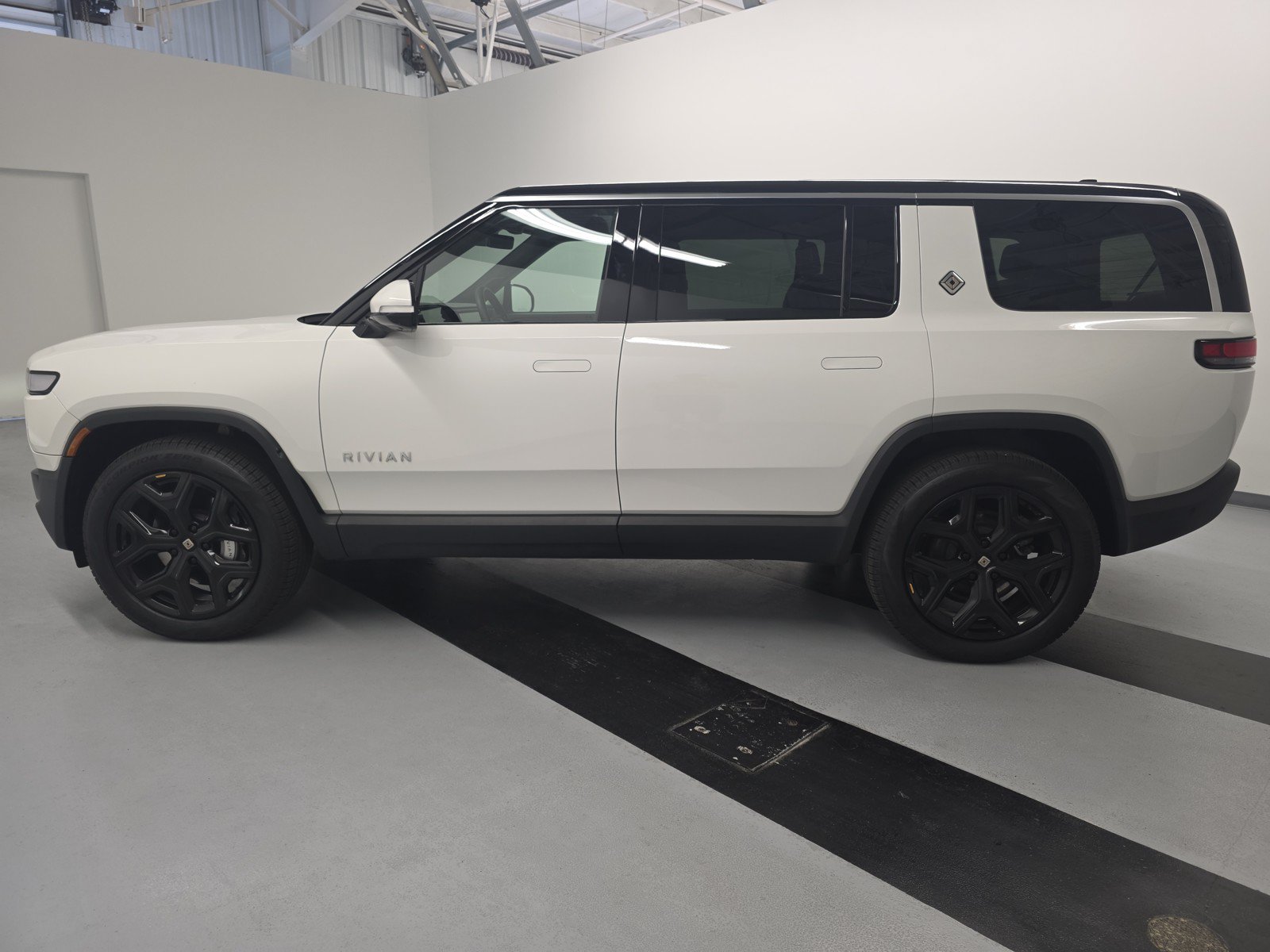 Used 2024 Rivian R1S Adventure AWD/4WD image 2