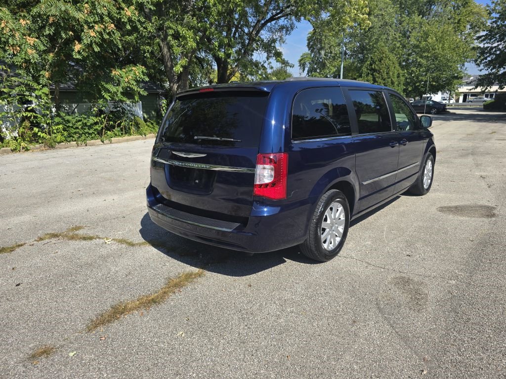 Used 2013 Chrysler Town & Country Touring image 3