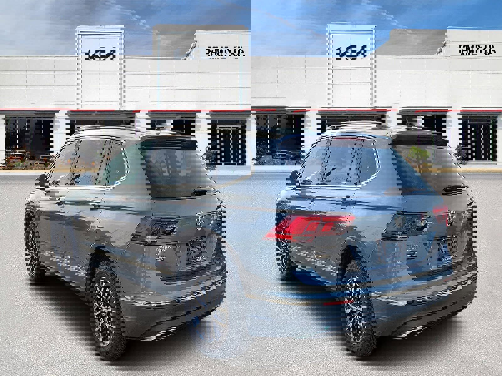 Used 2020 Volkswagen Tiguan SE image 4