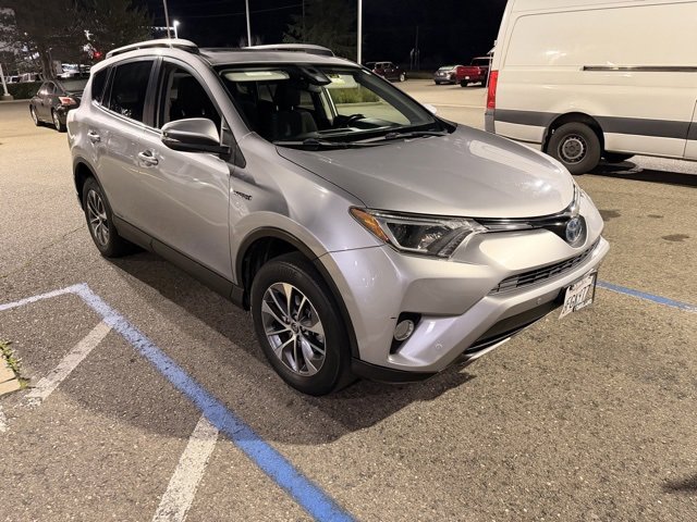 Used 2018 Toyota RAV4 XLE image 1