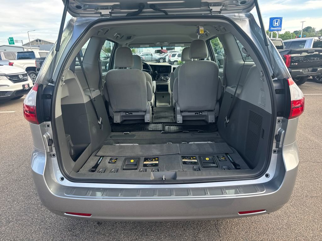 Used 2017 Toyota Sienna L FWD image 9