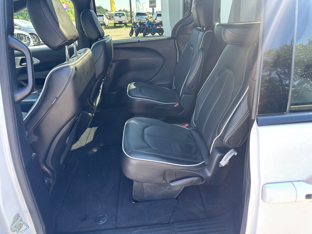 Used 2025 Chrysler Pacifica Limited FWD image 21