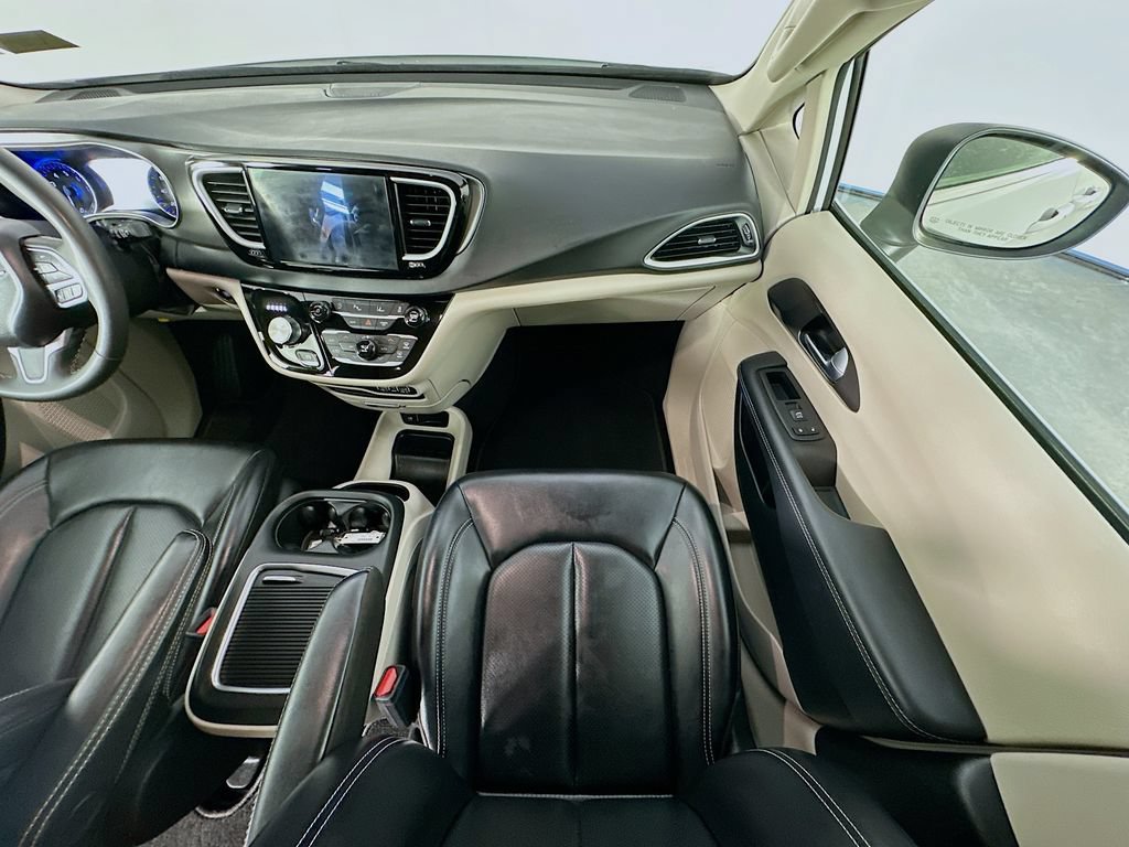 Used 2023 Chrysler Pacifica Touring-L FWD image 11