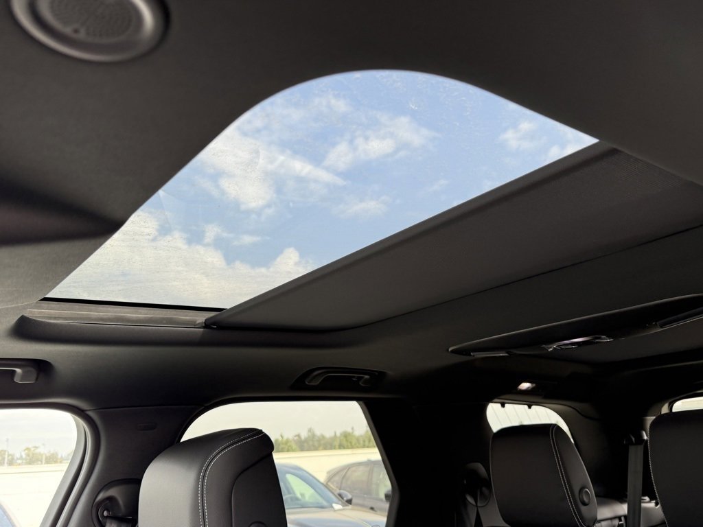 New 2025 Land Rover Discovery S image 13