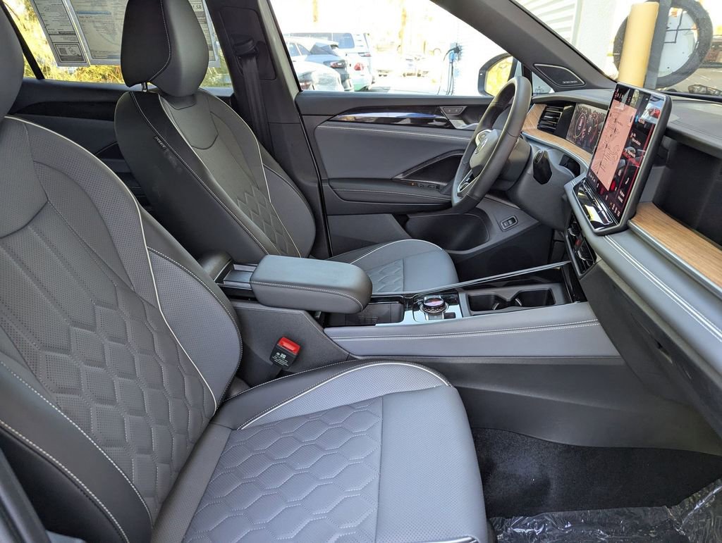 New 2025 Volkswagen Tiguan SE R-Line image 20