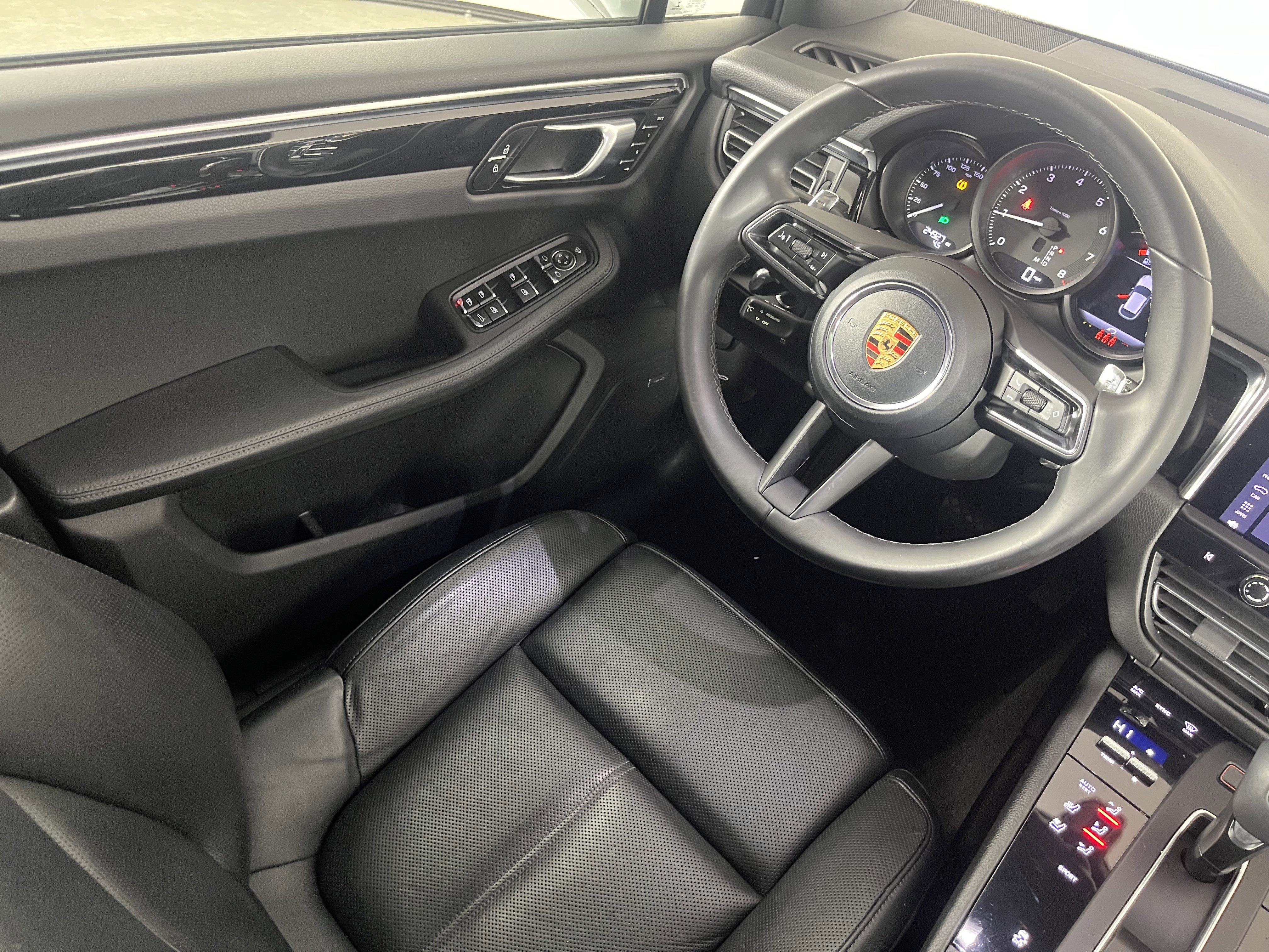 Used 2022 Porsche Macan w/ Premium Package Plus image 9