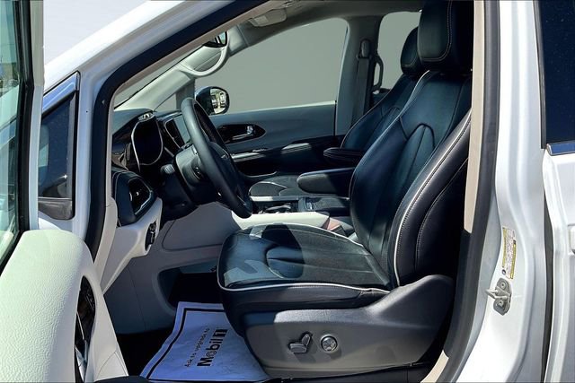 Used 2023 Chrysler Pacifica Limited image 22
