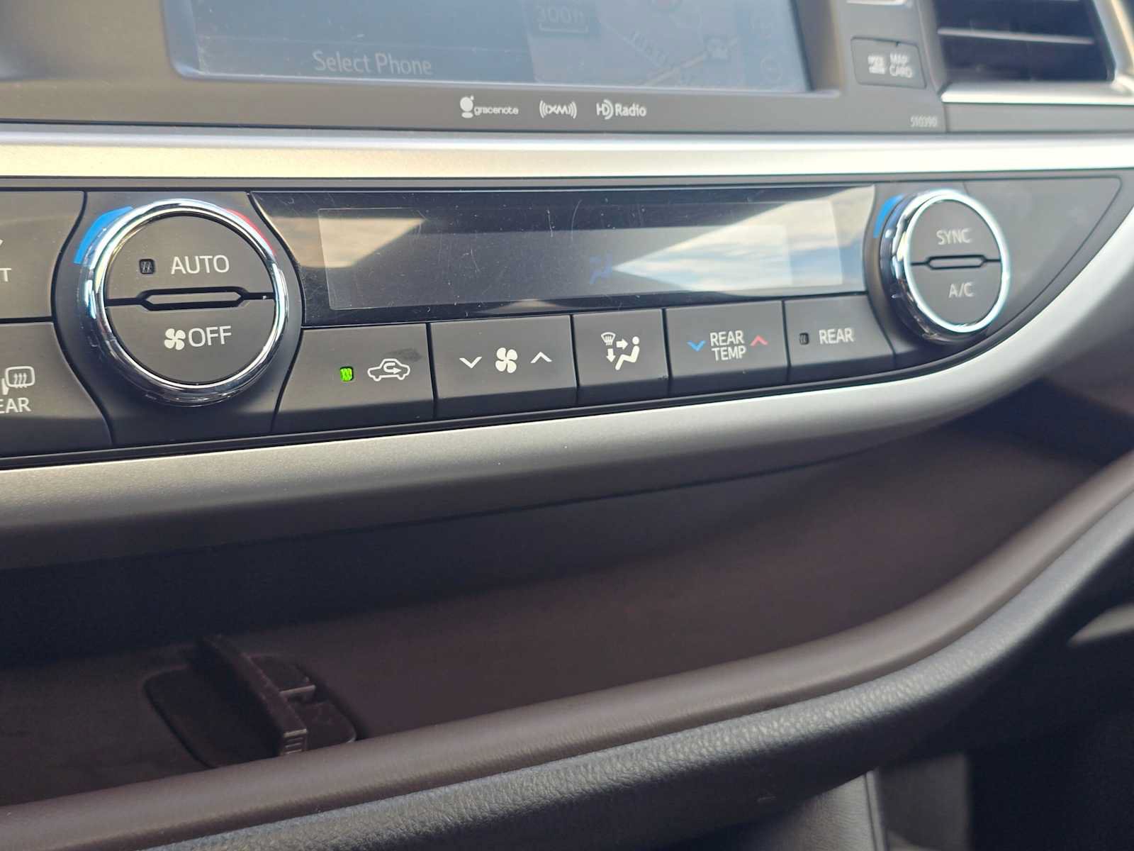 Used 2019 Toyota Highlander XLE AWD/4WD image 28