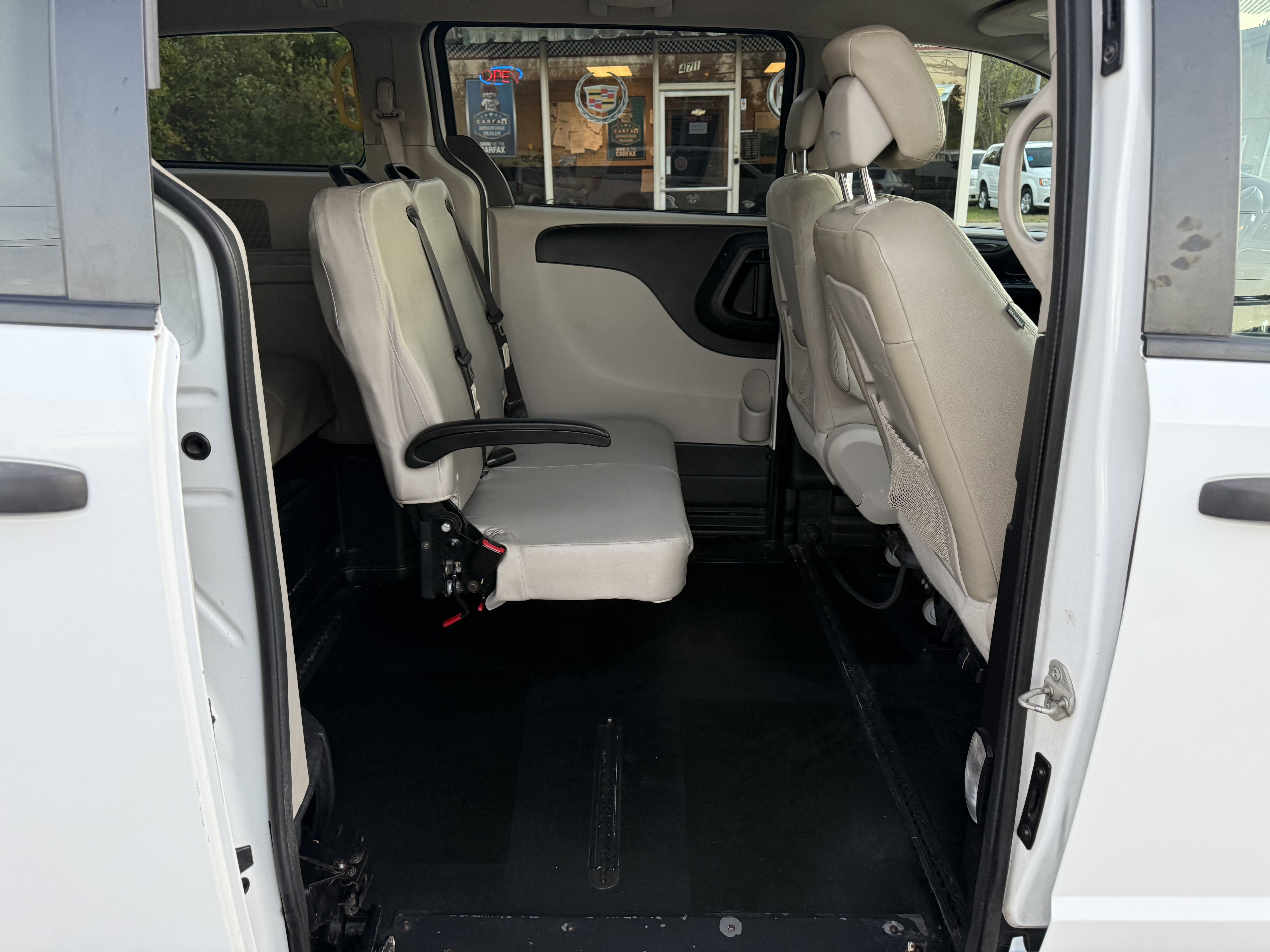 Used 2019 Dodge Grand Caravan SE image 32