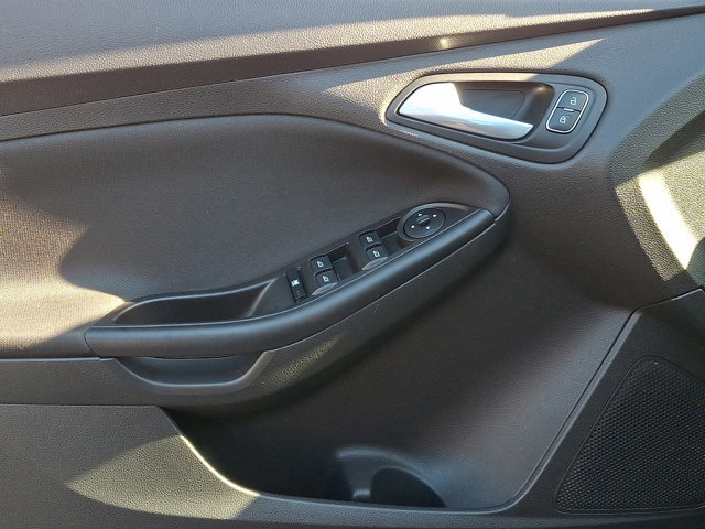 Used 2018 Ford Focus SE w/ SE Appearance Package image 11