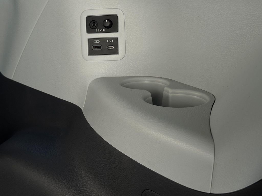 Used 2024 Toyota Sienna XSE image 38