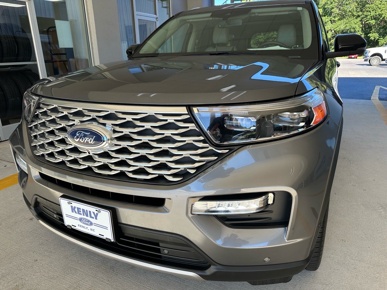 Used 2021 Ford Explorer Platinum w/ Equipment Group 601A AWD/4WD image 2