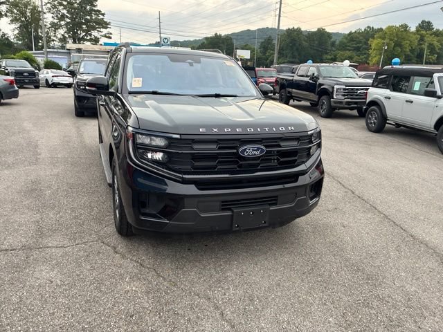 Used 2025 Ford Expedition Active AWD/4WD image 4
