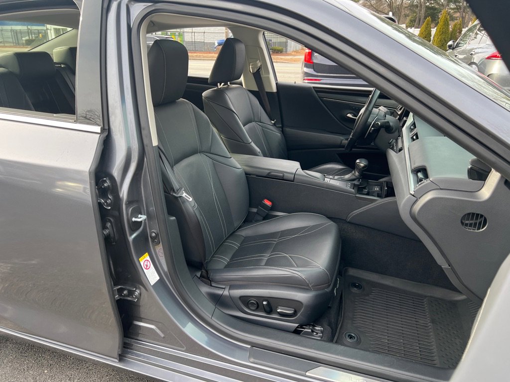 Used 2019 Lexus ES 300h image 16