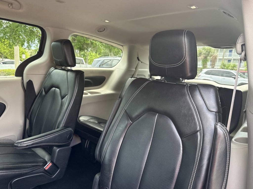 Used 2023 Chrysler Pacifica Touring-L FWD image 14