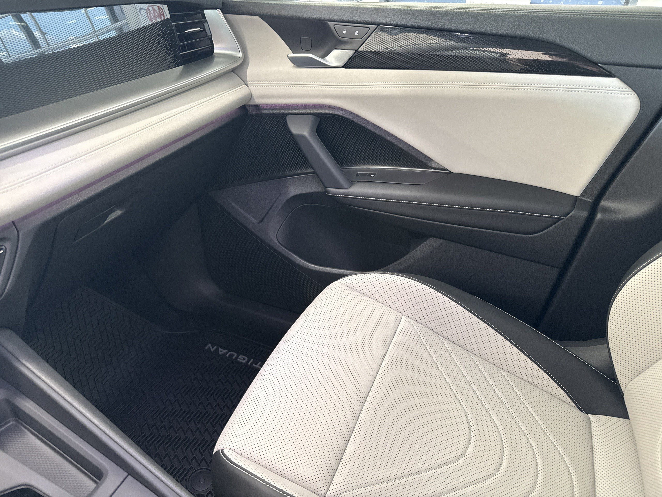 New 2026 Volkswagen Tiguan SE FWD image 21