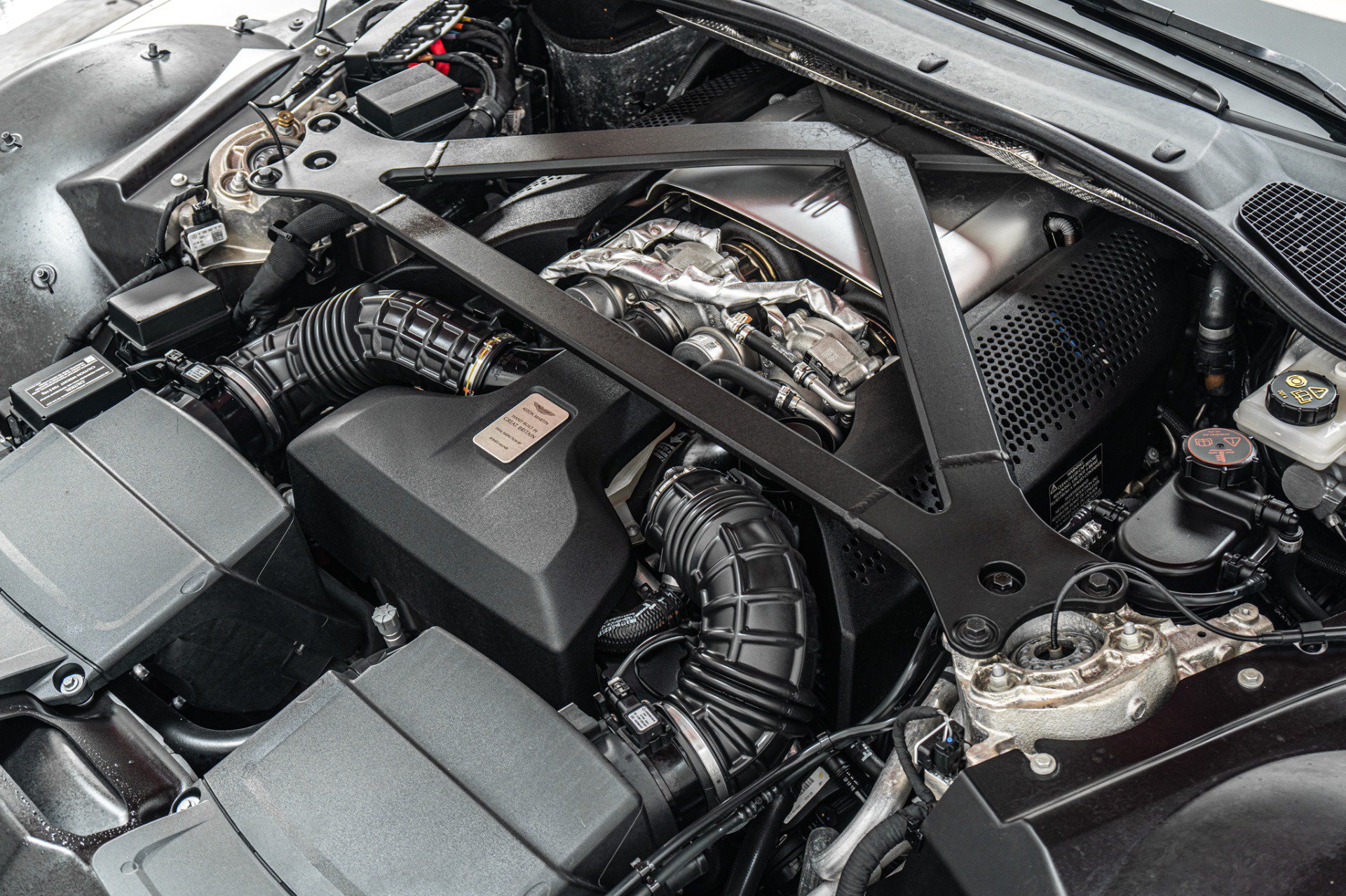 Used 2023 Aston Martin V8 Vantage Coupe RWD image 41
