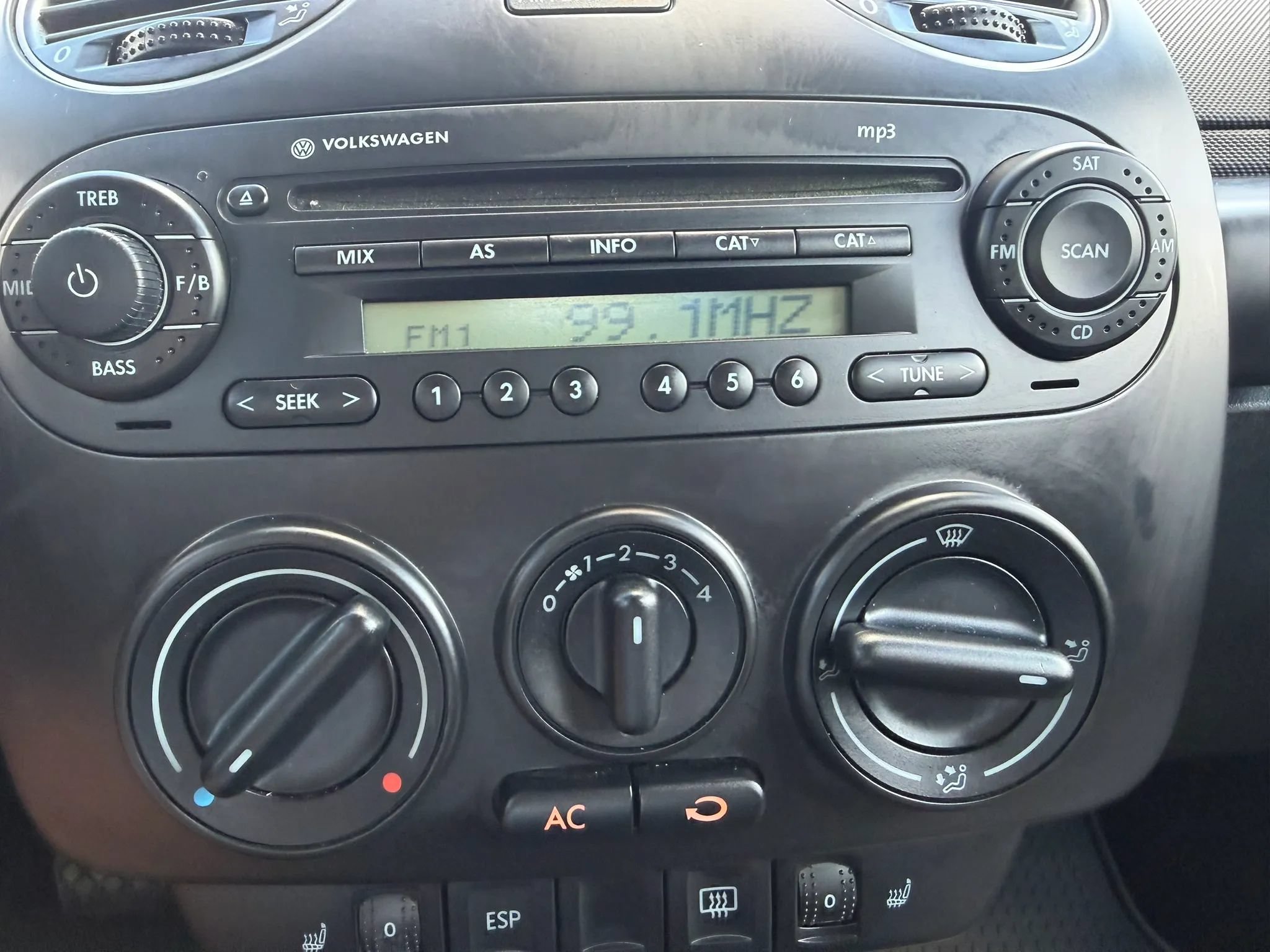 Used 2009 Volkswagen Beetle Coupe FWD image 35