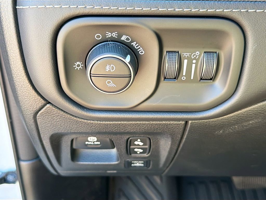 Used 2025 RAM 1500 Limited w/ Body Color Bumper Group AWD/4WD image 29