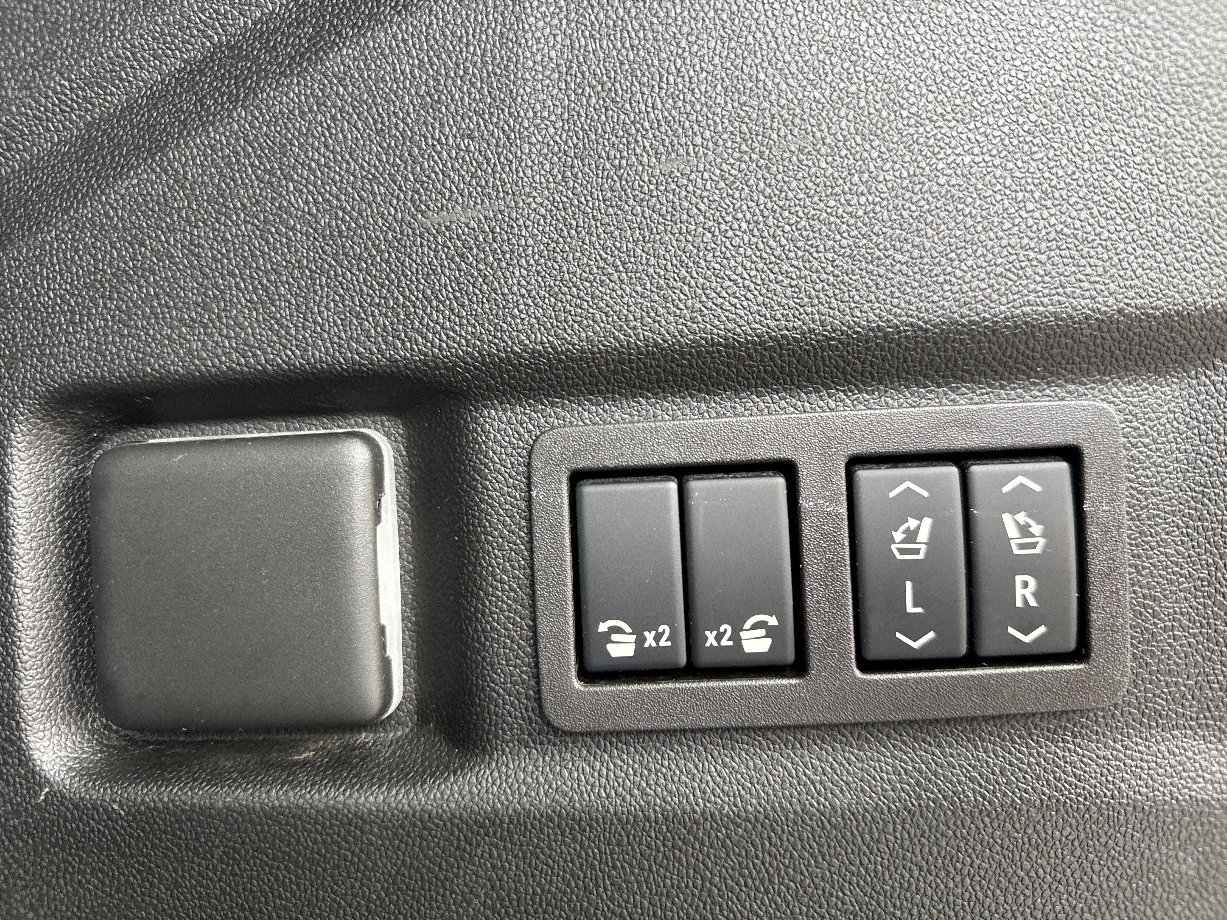 Used 2024 GMC Yukon AT4 w/ AT4 Premium Package AWD/4WD image 34