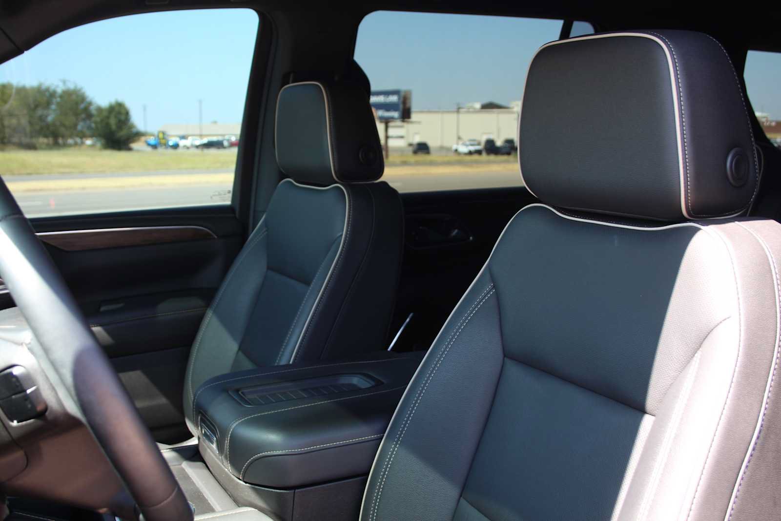 Used 2023 Chevrolet Tahoe Premier AWD/4WD image 33