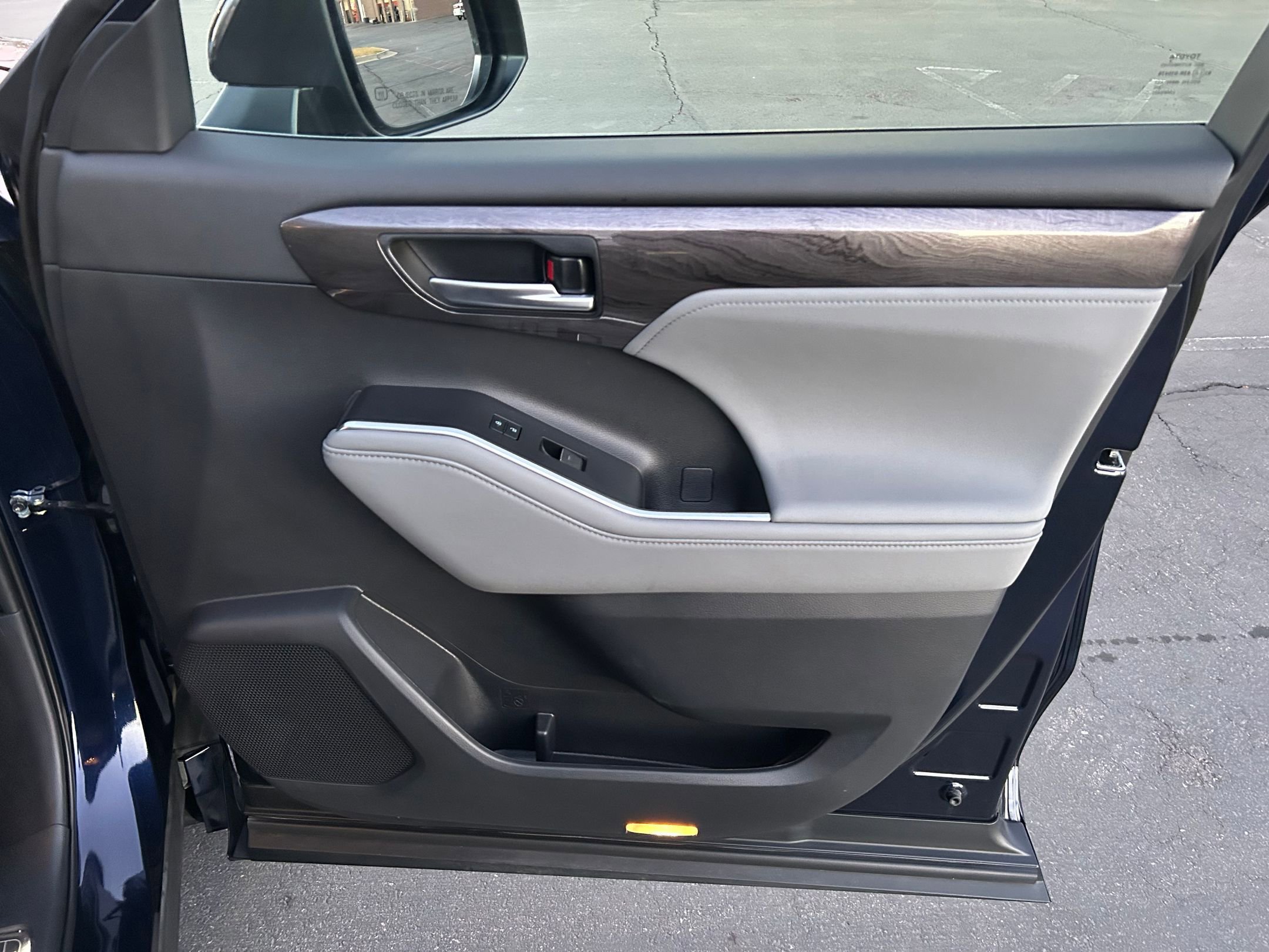 Used 2023 Toyota Highlander Platinum image 26