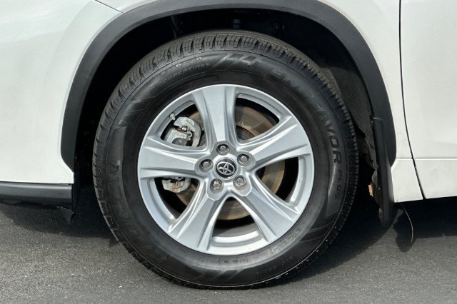 Used 2020 Toyota Highlander LE AWD/4WD image 31