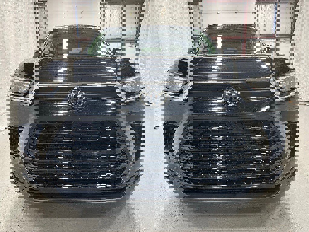 Used 2025 Toyota Grand Highlander AWD image 2