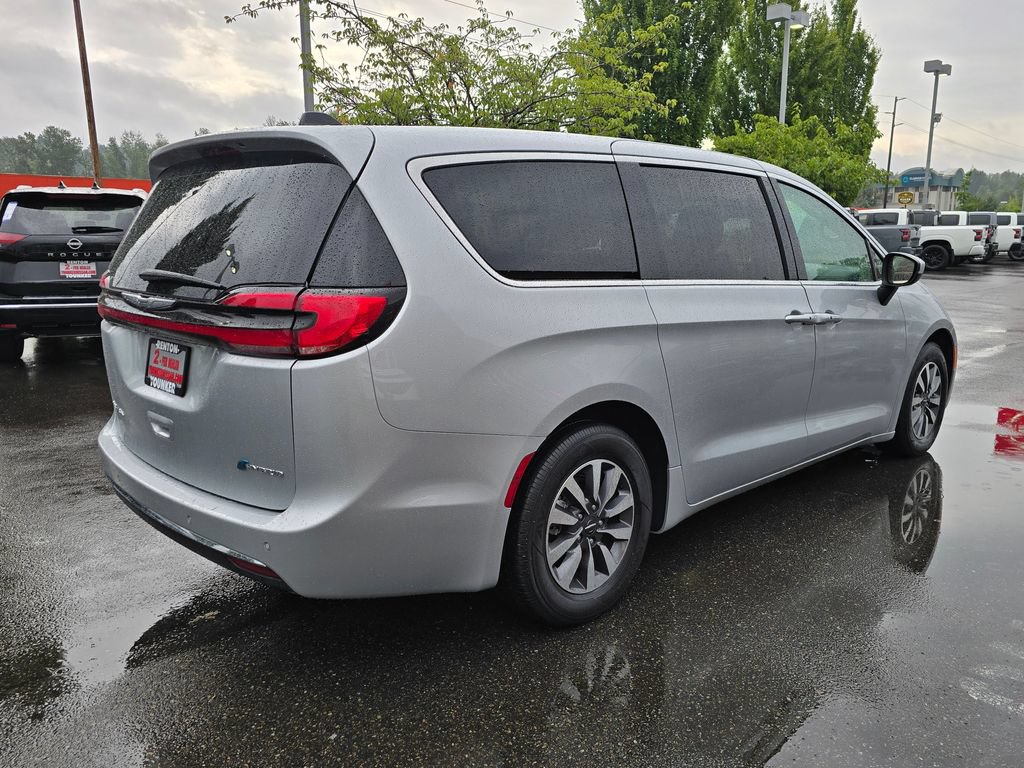 Used 2023 Chrysler Pacifica Touring-L FWD image 5