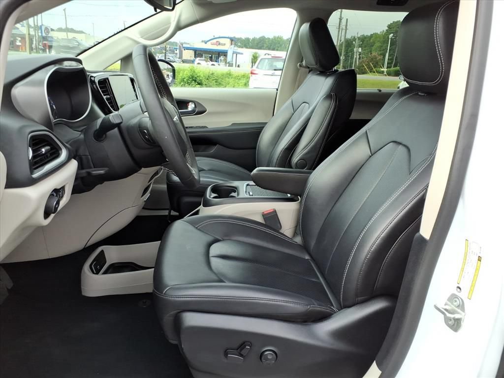 Used 2024 Chrysler Pacifica Touring-L FWD image 3