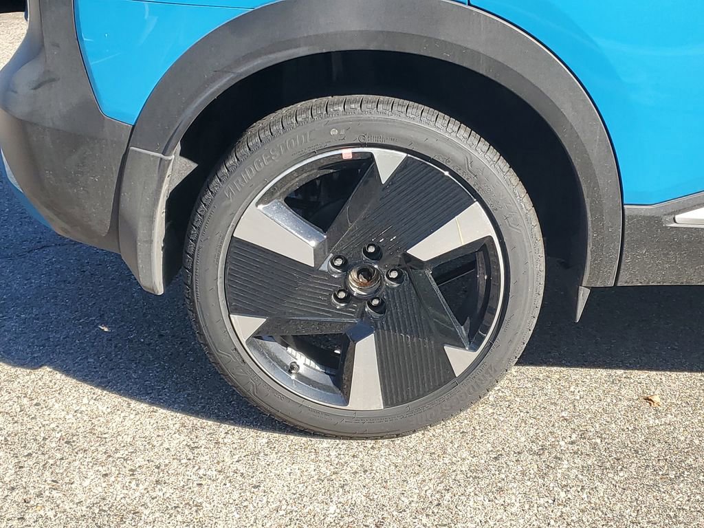 New 2025 Nissan Kicks SR image 5