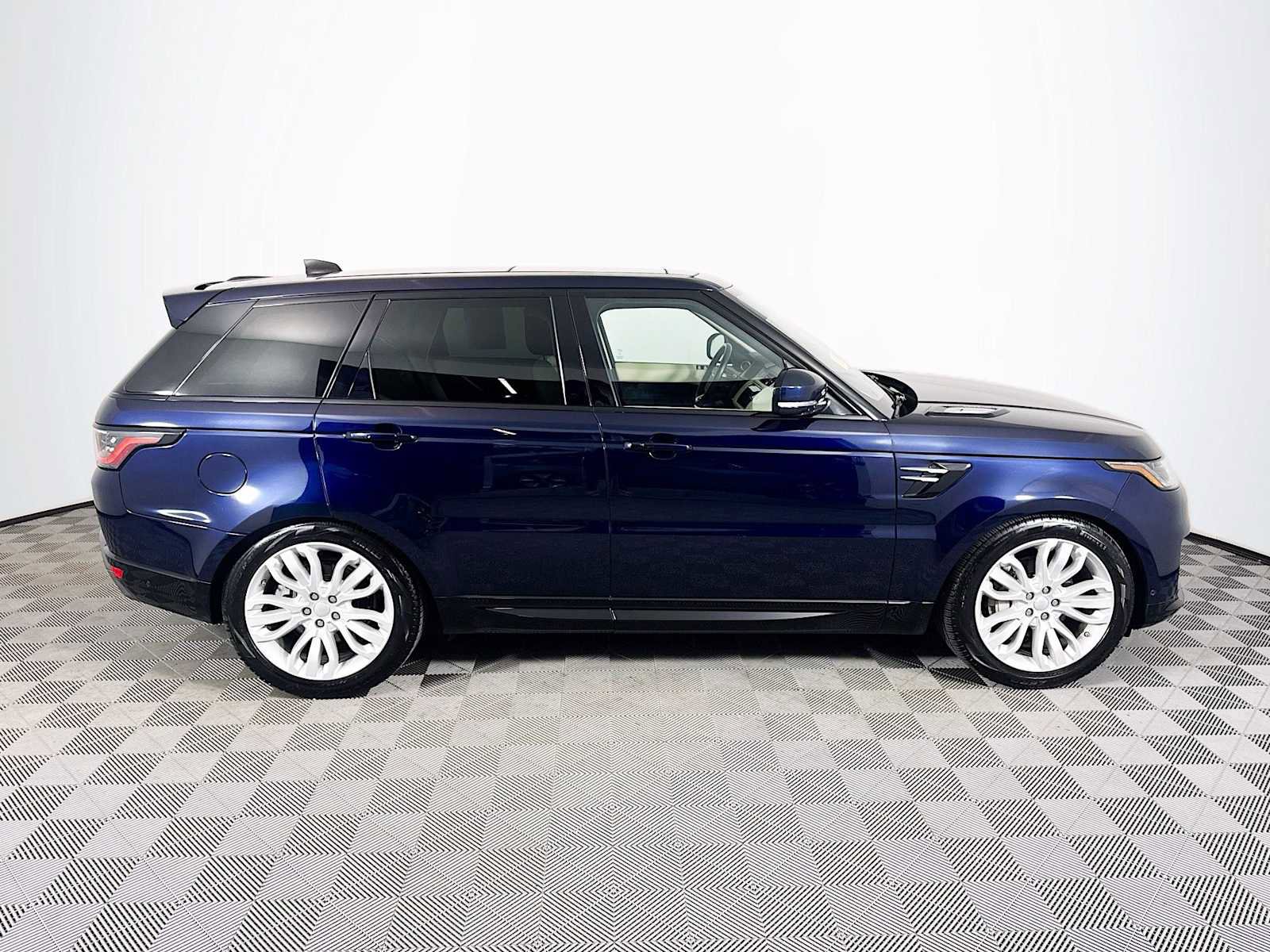 Used 2020 Land Rover Range Rover Sport HSE image 4