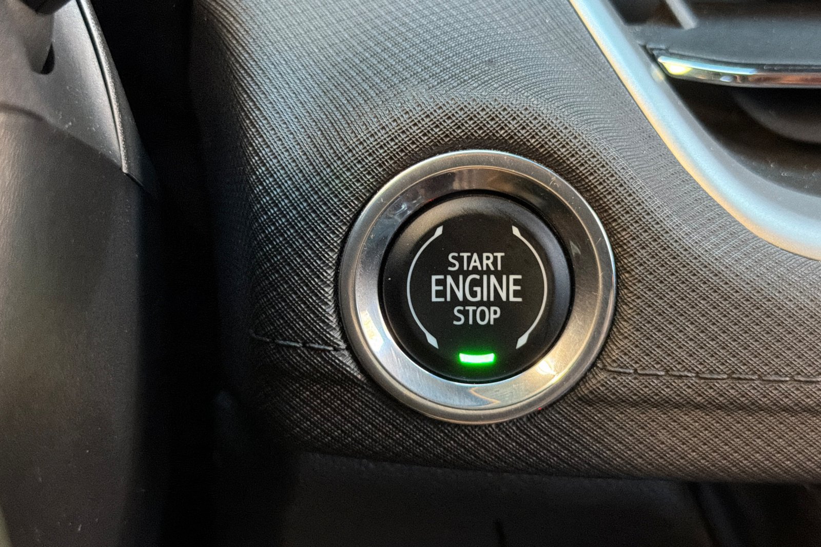Used 2025 Chevrolet TrailBlazer LT AWD/4WD image 30
