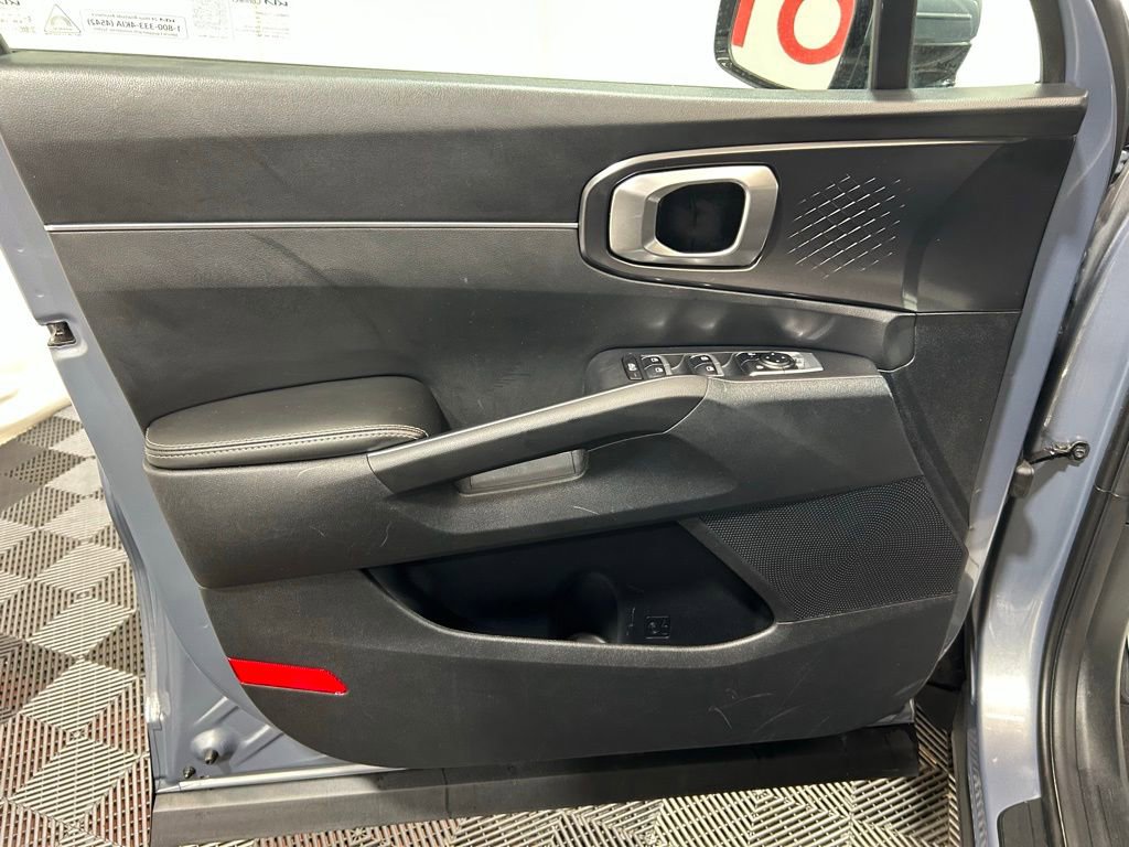 Used 2024 Kia Sorento S image 21