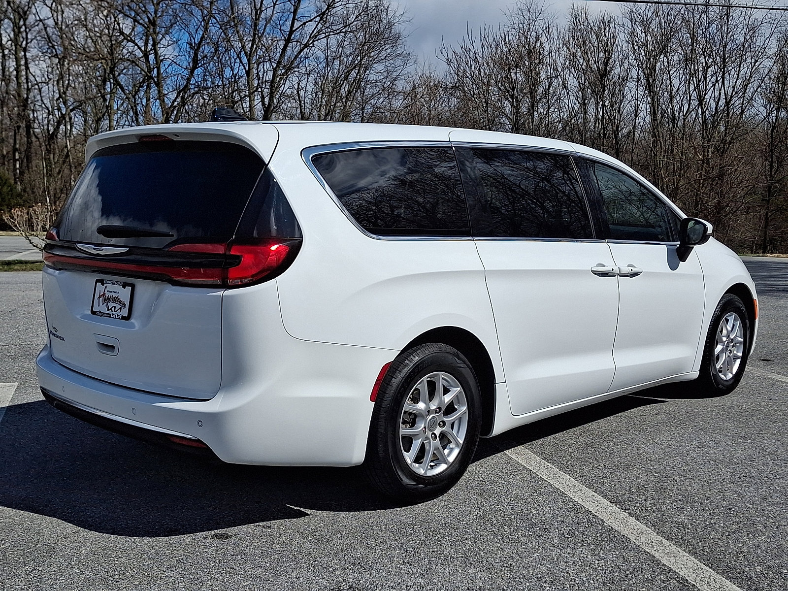 Used 2023 Chrysler Pacifica Touring-L image 6