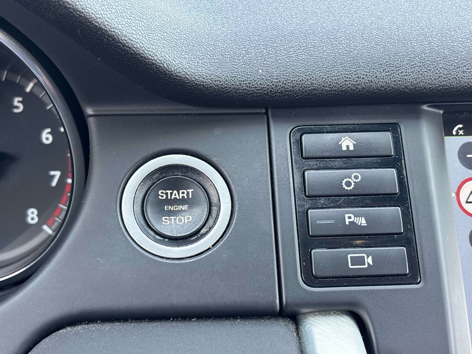 Used 2017 Land Rover Discovery Sport SE AWD/4WD image 23