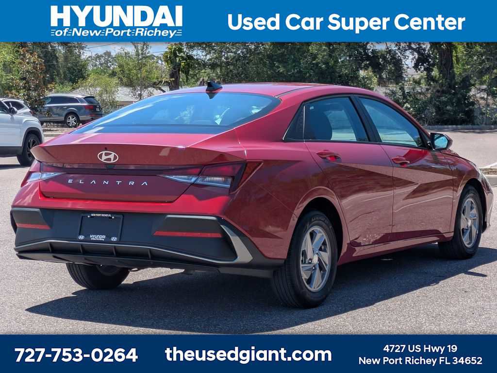 Used 2025 Hyundai Elantra SE FWD image 5