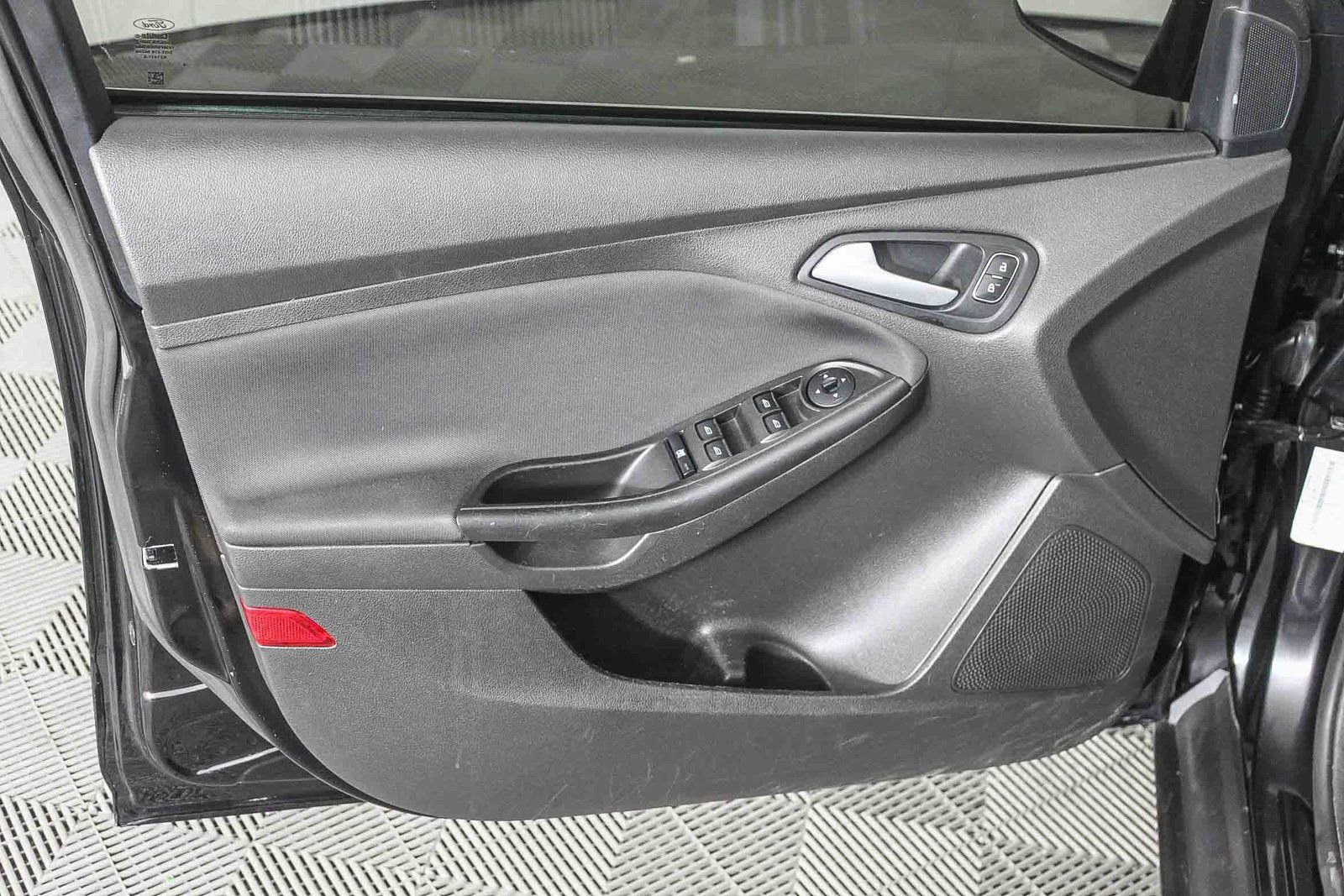 Used 2018 Ford Focus SE w/ Cold Weather Package image 21