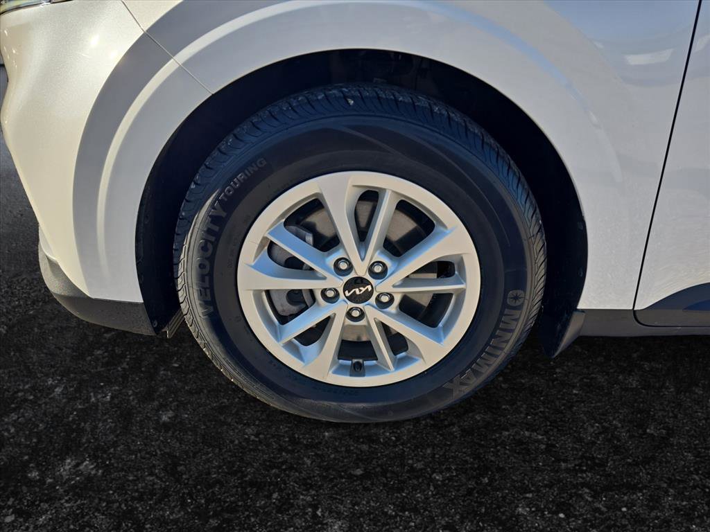 Used 2024 Kia Carnival LX image 9